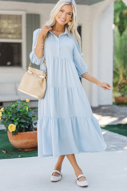 Hellblaues gestuftes Midikleid