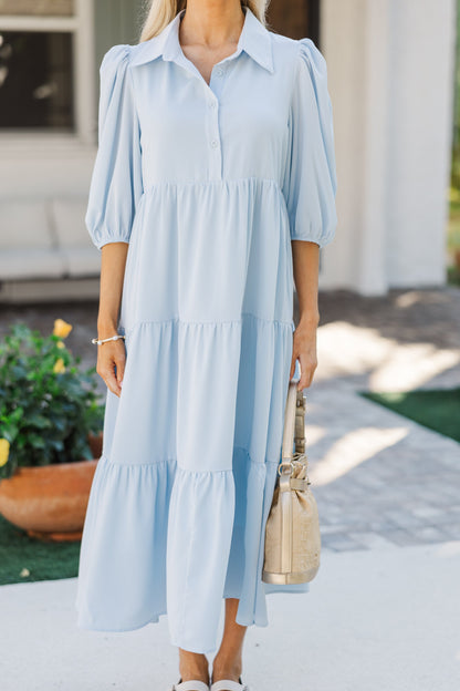 Hellblaues gestuftes Midikleid