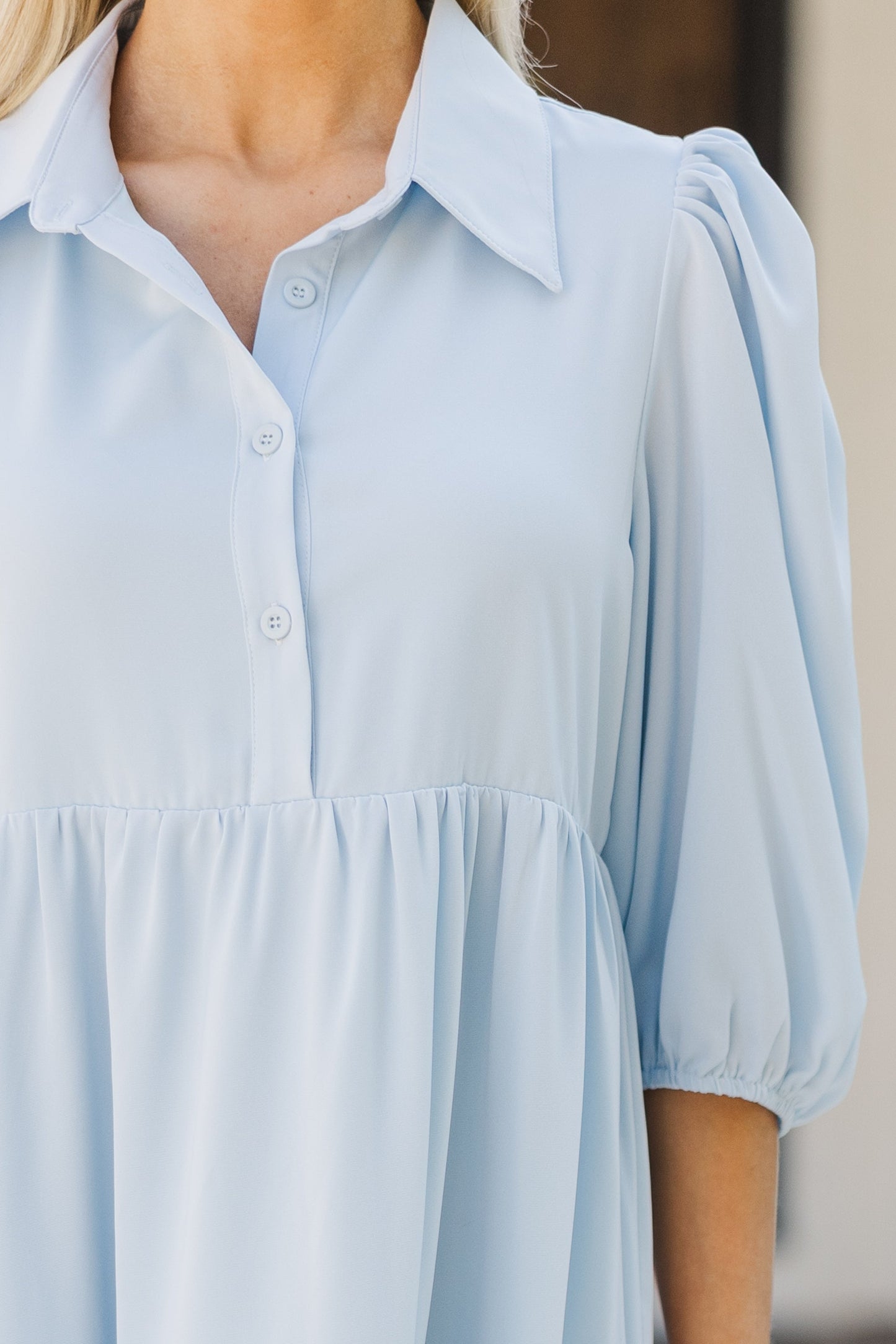 Hellblaues gestuftes Midikleid