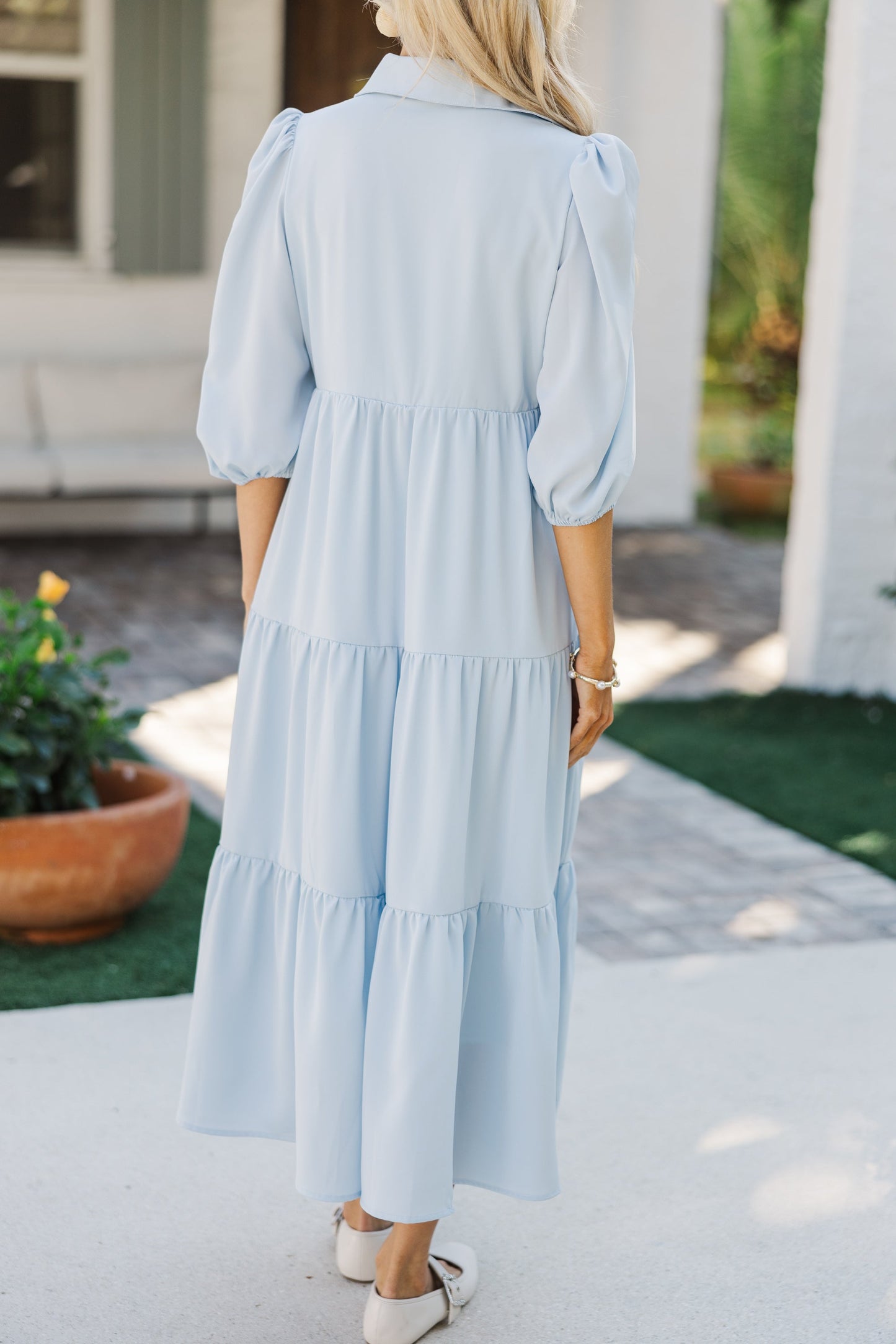 Hellblaues gestuftes Midikleid