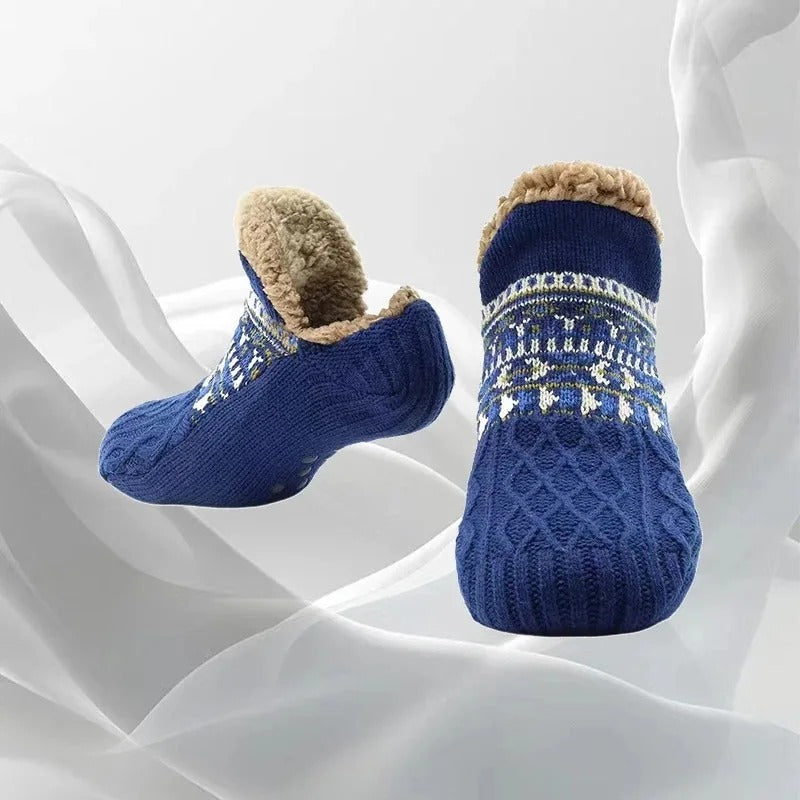 Fluffy knitting socks with fleece feed