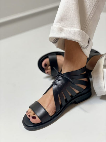 Schwarze einfarbige Sandalen mit runder Ausschnittspitze