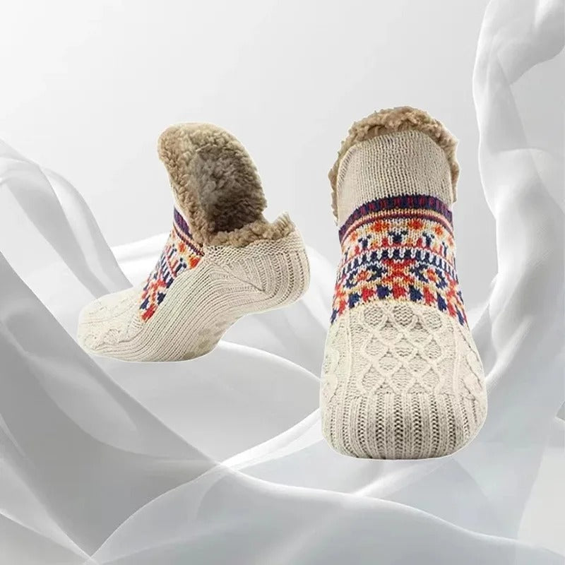 Fluffy knitting socks with fleece feed